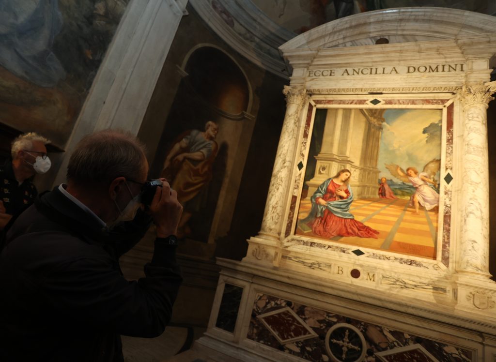 Conclusi i lavori di restauro dell’Annunciazione di Tiziano: il dipinto torna a splendere sull’altare della Cappella Malchiostro, nella Cattedrale di Treviso