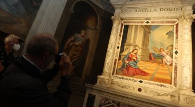 Conclusi i lavori di restauro dell’Annunciazione di Tiziano: il dipinto torna a splendere sull’altare della Cappella Malchiostro, nella Cattedrale di Treviso